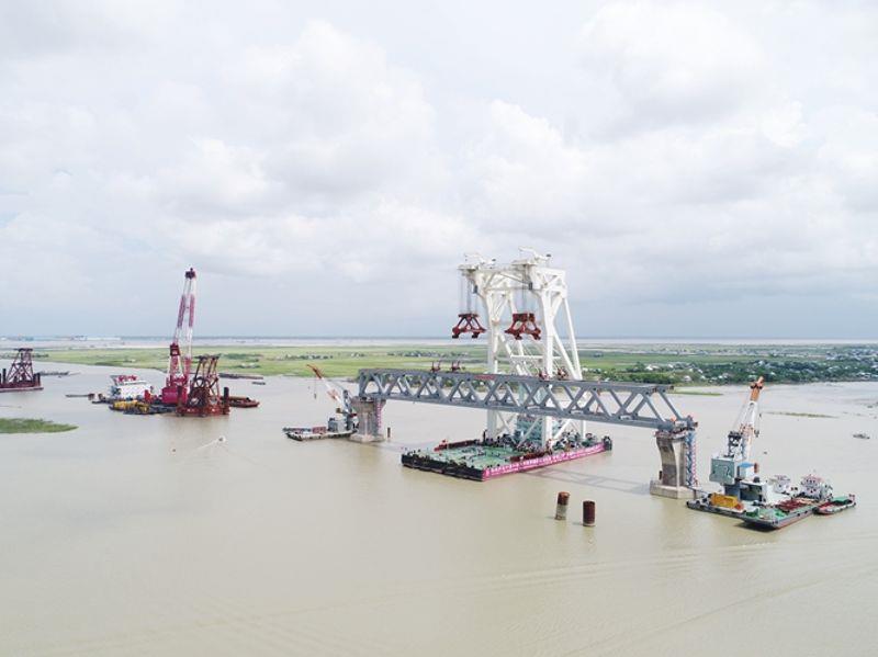 4.2017年10月,孟加拉帕德玛大桥首段钢桁梁成功吊装架设,开启了大桥建设的新阶段。 4.2017年10月,孟加拉帕德玛大桥首段钢桁梁成功吊装架设,开启了大桥建设的新阶段。